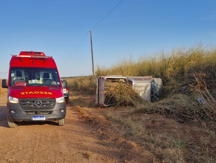 Sorriso Idoso perde controle de direção enquanto mexia no celular e